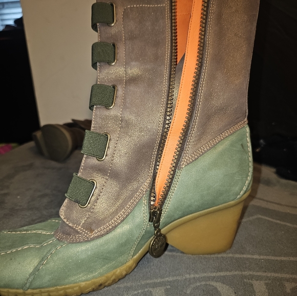 Boots - Picture 3 of 5